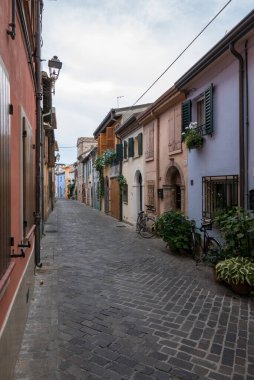 RIMINI, EMILIA ROMAGNA, ITALY - 7 AĞUSTOS 2018: San Giuliano antik bölgesinde pitoresk dar bir cadde