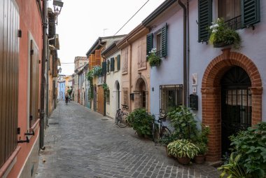 RIMINI, EMILIA ROMAGNA, ITALY - 7 AĞUSTOS 2018: San Giuliano antik bölgesinde pitoresk dar bir cadde