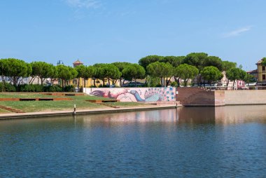 RIMINI - 7 AĞUSTOS 2018: Parco XXV Aprile, İtalya 'nın Rimini kentindeki Tiberio köprüsü yakınında