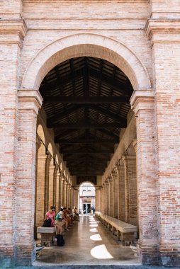 RIMINI - 7 AĞUSTOS 2018: Turistler eski balık pazarı Rimini 'de dinleniyor