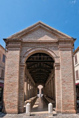 RIMINI - 7 AĞUSTOS 2018: Turistler eski balık pazarı Rimini 'de dinleniyor