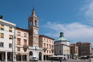RIMINI - 7 AĞUSTOS 2018: Rimini 'deki Üç Şehitlerin Meydanı, antik saat kulesi, İtalya