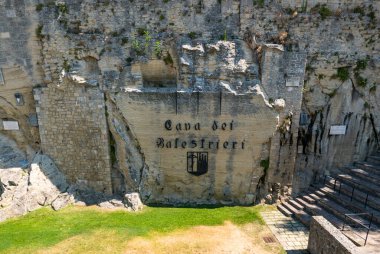 SAN MARINO, SAN MARINO REPUBLIC - 6 AĞUSTOS 2018: San Marino 'daki ünlü Cava dei Balestrieri, özellikle İtalyan tatar yayı.