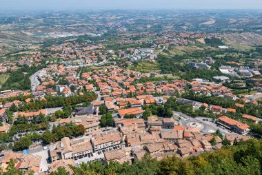 İtalyan topraklarıyla çevrili küçük, bağımsız bir ülke olan San Marino 'yu çevreleyen vadilerin panoramik manzarası.