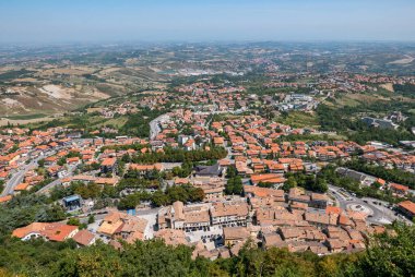 Köyden San Marino Kalesine giden teleferik yukarıdan görüldü..
