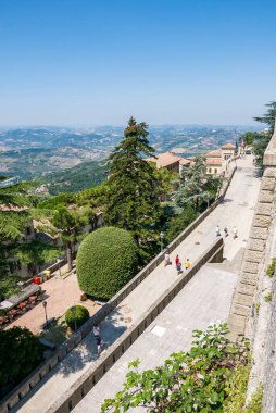 Turistler San Marino sokaklarında geziniyor..