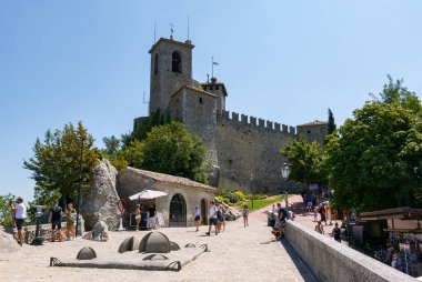 SAN MARINO, SAN MARINO REPUBLIC - 6 AĞUSTOS 2018: San Marino 'daki Guaita veya Rocca olarak bilinen kaleyi ziyaret edin