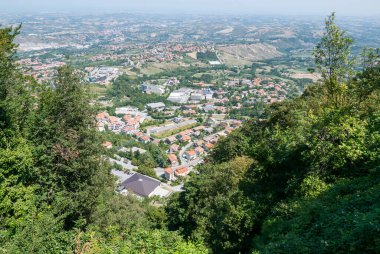İtalyan topraklarıyla çevrili küçük, bağımsız bir ülke olan San Marino 'yu çevreleyen vadilerin panoramik manzarası.