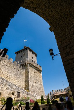 SAN MARINO, SAN MARINO REPUBLIC - 6 AĞUSTOS 2018: San Marino 'daki Guaita veya Rocca olarak bilinen kaleyi ziyaret edin