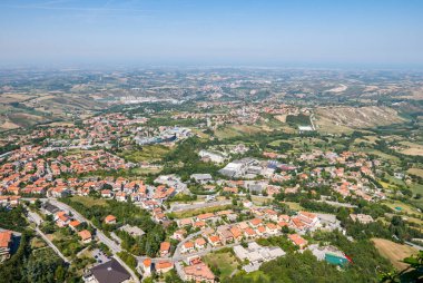 İtalyan topraklarıyla çevrili küçük, bağımsız bir ülke olan San Marino 'yu çevreleyen vadilerin panoramik manzarası.