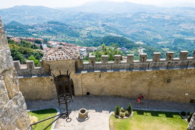 San Marino 'yu çevreleyen vadilerin panoramik manzarası. İtalyan topraklarıyla çevrili küçük bağımsız bir ülke. Bir yaz günü Guaita' dan görüldü..