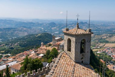 San Marino 'yu çevreleyen vadilerin panoramik manzarası. İtalyan topraklarıyla çevrili küçük bağımsız bir ülke. Bir yaz günü Guaita' dan görüldü..