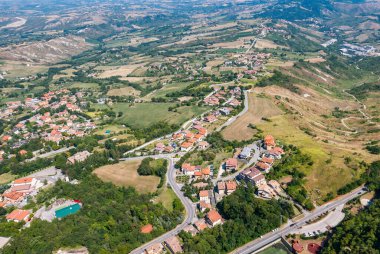 San Marino 'yu çevreleyen vadilerin panoramik manzarası. İtalyan topraklarıyla çevrili küçük bağımsız bir ülke..