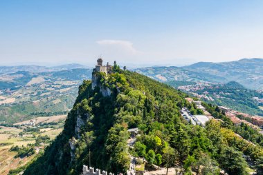 San Marino 'nun ikinci kulesinin panoramik görüntüsü: Cesta veya Fratta bir yaz günü Guaita' dan görüldü.