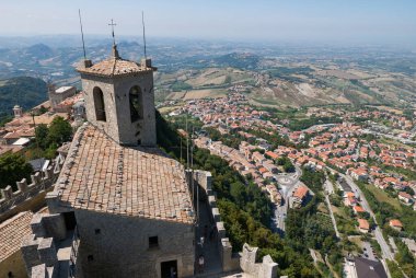 San Marino 'yu çevreleyen vadilerin panoramik manzarası. İtalyan topraklarıyla çevrili küçük bağımsız bir ülke. Bir yaz günü Guaita' dan görüldü..