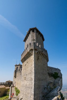 SAN MARINO, SAN MARINO REPUBLIC - 6 AĞUSTOS 2018: San Marino 'daki Guaita veya Rocca olarak bilinen kaleyi ziyaret edin