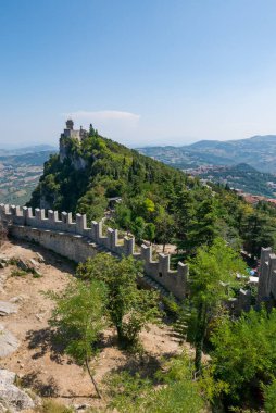 San Marino 'nun ikinci kulesinin panoramik görüntüsü: Cesta veya Fratta bir yaz günü Guaita' dan görüldü.