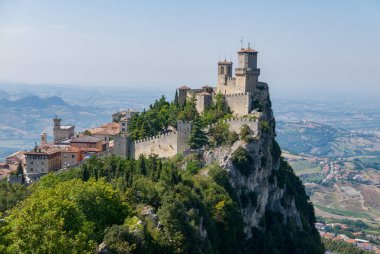 Guaita Kulesi, Monte Titano 'daki San Marino kalesinde, San Marino şehri solda..