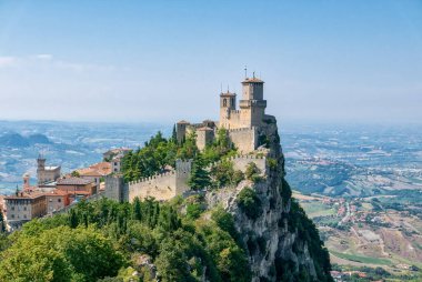 Guaita Kulesi, Monte Titano 'daki San Marino kalesinde, San Marino şehri solda..