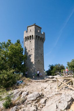 SAN MARINO, SAN MARINO REPUBLIC - 6 AĞUSTOS 2018: Turistler, San Marino 'nun Titano Dağı' ndaki üç kuleden biri olan 