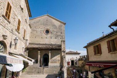 SAN MARINO, SAN MARINO REPUBLIC - 6 AĞUSTOS 2018: San Marino sokaklarında gezen turistler.