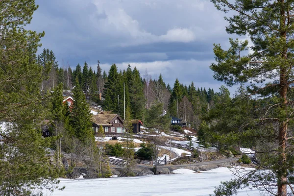 Kleine Huisjes Het Besneeuwde Bos Met Uitzicht Het Bevroren Meer — Stockfoto