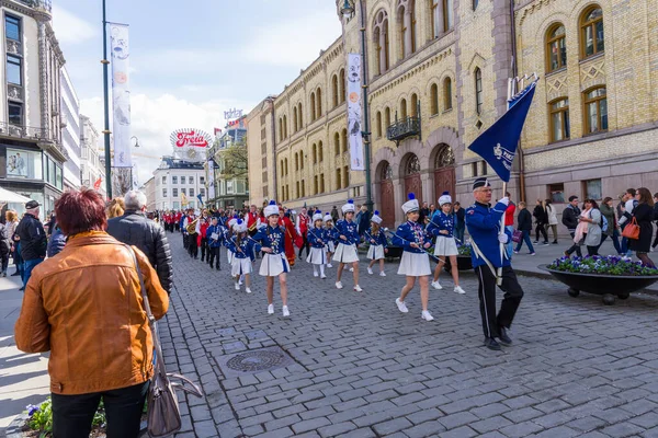 OSLO, NORway 28 Nisan 2018: Müzik bantları Oslo, Norveç sokaklarında geçit töreni