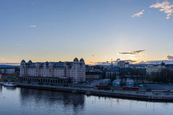 从歌剧院看日落时的奥斯陆全景 — 图库照片