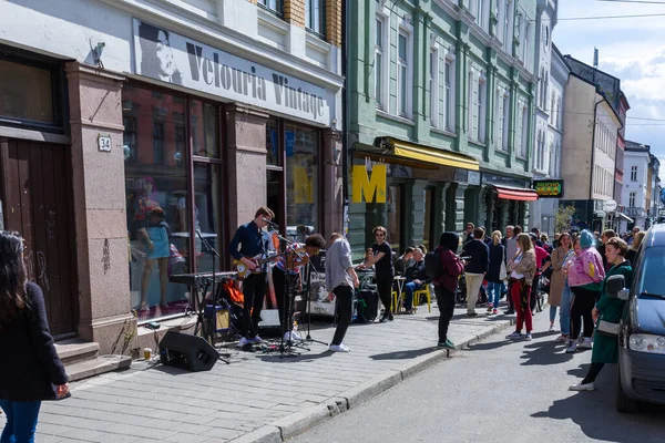 OSLO, NORway 28 Nisan 2018: Müzik grubu Grünerlokka bölgesinde çalmaya hazırlanıyor, Oslo, Norveç
