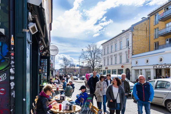 OSLO, NORway 28 Nisan 2018: Müzik grubu Grünerlokka bölgesinde çalmaya hazırlanıyor, Oslo, Norveç