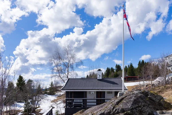 OSLO, NORway 28 Nisan 2018: Müzik grubu Grünerlokka bölgesinde çalmaya hazırlanıyor, Oslo, Norveç