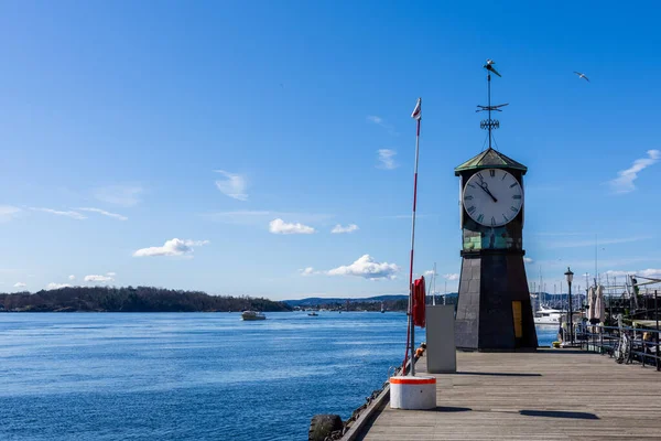 Klok Gelegen Aan Aker Brygge Pier Een Prachtige Zonnige Lentedag — Stockfoto