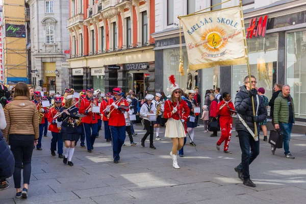 OSLO, NORway 28 Nisan 2018: Müzik bantları Oslo, Norveç sokaklarında geçit töreni
