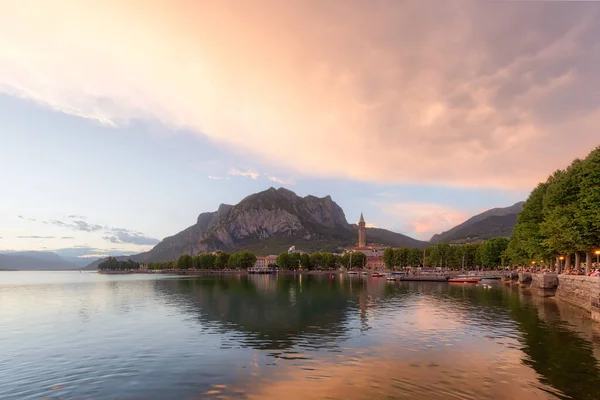 Günbatımında Lecco Gölü Nün Parlayan Manzarası Talya Nın Büyük Renkli — Stok fotoğraf