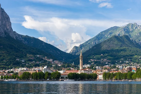 Arkadaki dağlarla İtalya 'nın Lecco Panoraması