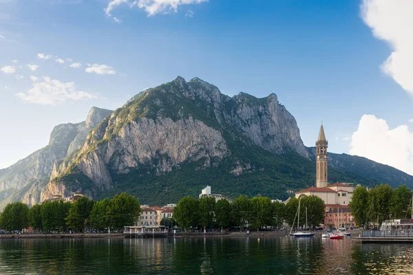 Arka planda San Martino Dağı olan Lecco 'nun güzel manzarası, İtalya