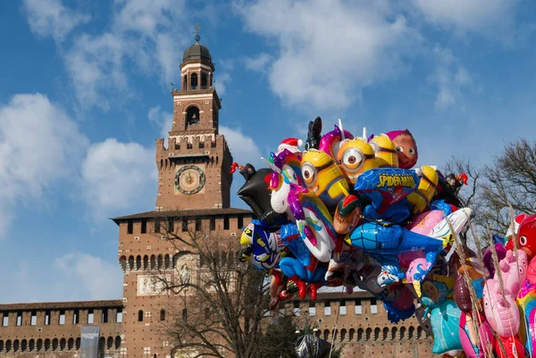 MILAN, İtalya, 09 Aralık 2018 - Güneşli bir kış gününde arka planda Sforzesco Kalesi olan kukla şeklinde balonlar 