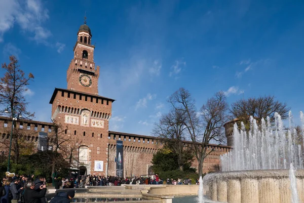 Sforzesco Kalesi ve Castello Meydanı çeşmesi. Kış günü güneşli. Tarihi konum.