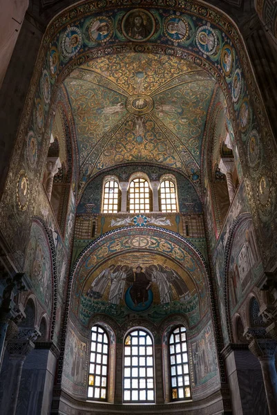 RAVENNA, İTALYA 2018 AĞUSTOS 03: Ravenna 'daki San Vitale Bazilikası' ndaki Mozaikler