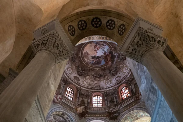RAVENNA, İTALYA 2018 AĞUSTOS 03: Ravenna 'daki San Vitale Bazilikası' ndaki Mozaikler