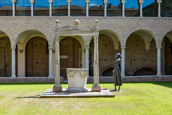 RAVENNA, ITALY 2018 AĞUSTOS 03: Dante Ravenna Müzesi, iç avlu