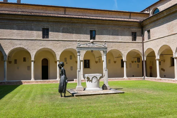 RAVENNA, ITALY 2018 AĞUSTOS 03: Dante Ravenna Müzesi, iç avlu