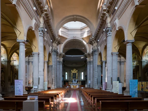 RAVENNA, İtalya 2018 AĞUSTOS 03: Porto 'daki Santa Maria Bazilikasının içinde Ravenna, İtalya' da zengin bir 18. yüzyıl cephesi var.
