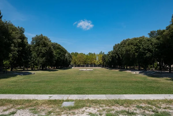 İtalya, Ravenna 'daki Porto' da Santa Maria Bazilikasının arkasındaki halk bahçeleri.