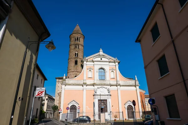 RAVENNA, İTALYA 2018 AĞUSTOS 03: Ravenna, İtalya 'daki San Giovanni Battista Bazilikası' na bakın