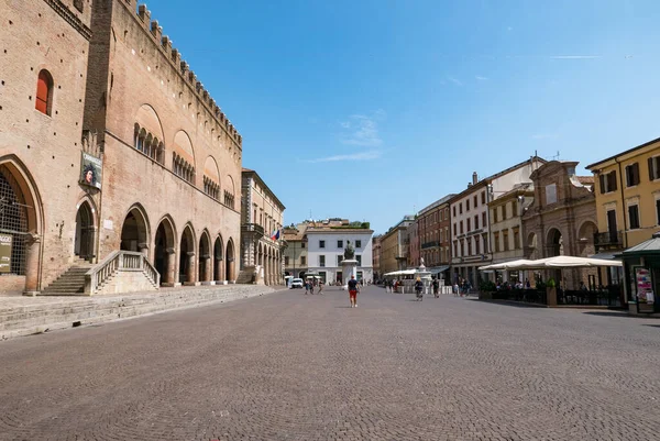 RIMINI - 7 AĞUSTOS 2018: Rimini, İtalya 'da Cavour Meydanı' nda yürüyen turistler