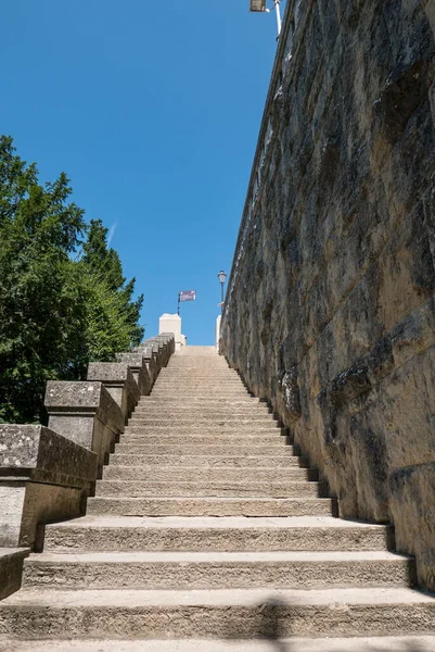 San Marino 'daki merdivenlerin sonunda tabelalar var.