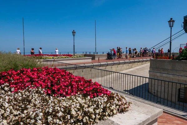 SAN MARINO, SAN MARINO REPUBLIC - 6 AĞUSTOS 2018: Turistler vadi üzerindeki muhteşem manzaraya hayran kalırken San Marino kablosunun gelişi