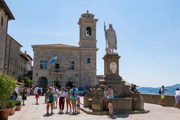 Turistler San Marino 'daki Piazza della Liberta' da geziniyorlar.