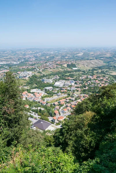 圣马力诺周围的山谷全景 圣马力诺是一个被意大利领土包围的独立小国 — 图库照片
